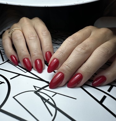 Red almond nails